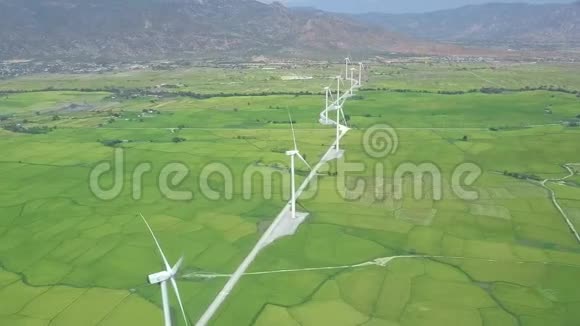 风力涡轮机鸟瞰图用于清洁可再生能源无人机视图的风力发电机绿色领域的风力涡轮机视频的预览图
