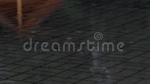 雨浸湿的罗马街道鹅卵石视频的预览图