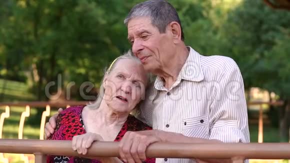 老奶奶和爷爷在公园里拥抱视频的预览图