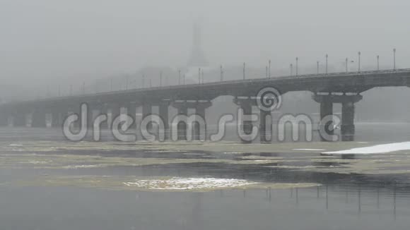 冬天帕顿桥的景色基辅的雪在Dnieper河附近视频的预览图