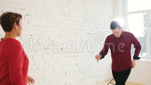 中年男女正在摄影棚里跳舞亲密无间视频的预览图