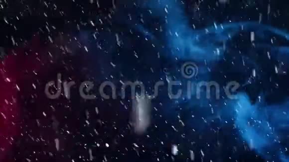 雪花落在黑暗的背景下视频的预览图