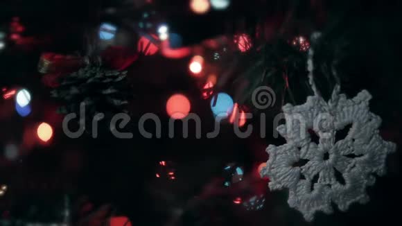 圣诞节手工装饰一个圆锥和一个钩编雪花视频的预览图