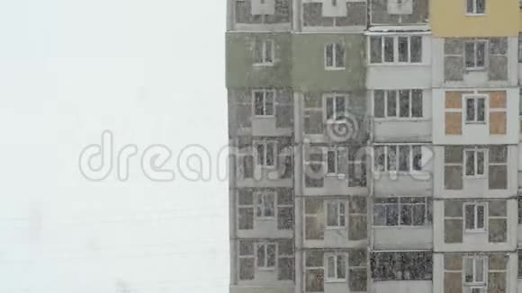 在城里下雪从窗口到街雪的视野特写视频的预览图