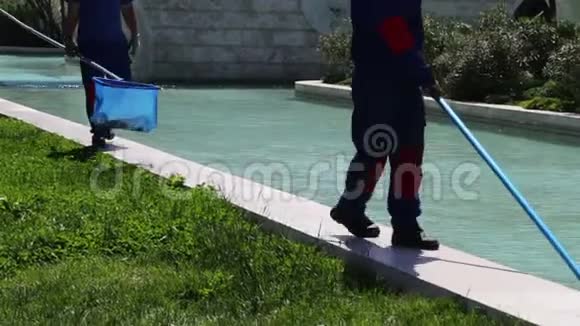 人们清理阿塞拜疆首都巴库威尼斯运河的水池视频的预览图