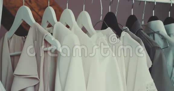 婚礼衣服挂在衣架上视频的预览图