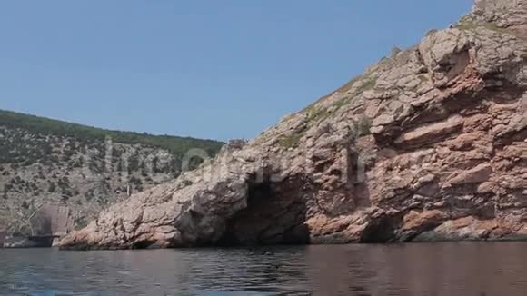 从海上看岩石乘船旅行视频的预览图