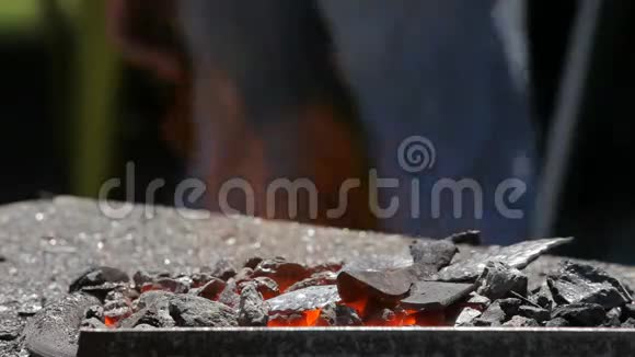 用热煤锻造视频的预览图