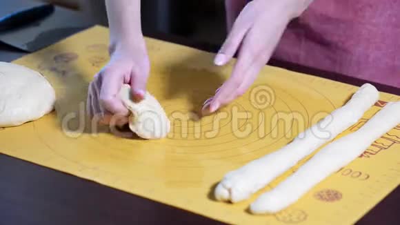 烤面包辫面团揉搓视频的预览图