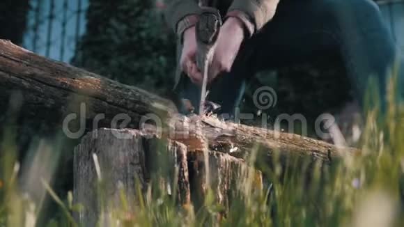 高加索男性伐木者在森林里用斧头砍木头视频的预览图