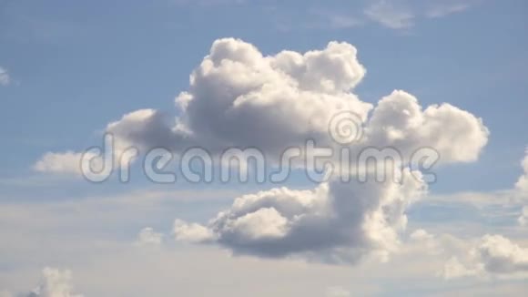 云浮在蓝天上视频的预览图