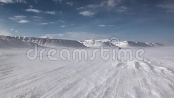 北极SpitsbergenSvalbard北极越野车视频的预览图