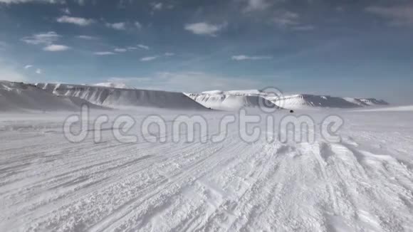 北极SpitsbergenSvalbard北极越野车视频的预览图