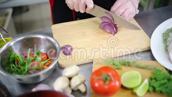 厨房的厨师切洋葱视频的预览图