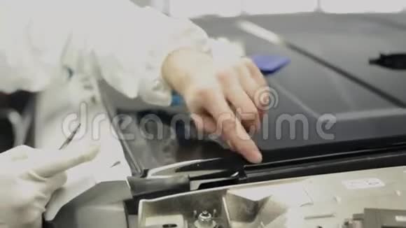 服务站的工人进一步加工边缘乙烯基专用烘干机视频的预览图