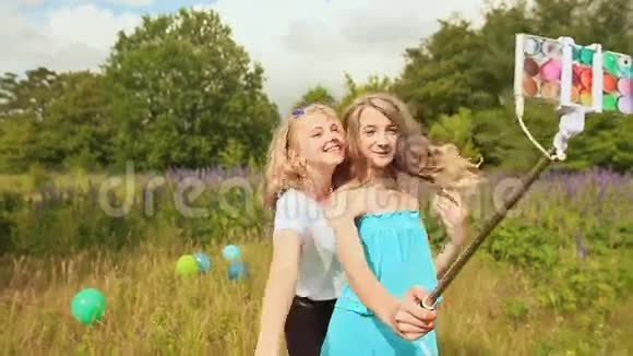 两个女孩用自制棒做自拍视频的预览图