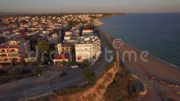 希腊海滨度假小镇的空中晨景视频的预览图