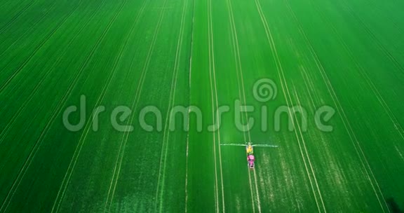 农用拖拉机喷洒领域农药的俯视图视频的预览图