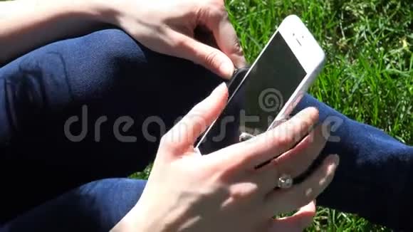 手指控制手机中的移动应用视频的预览图
