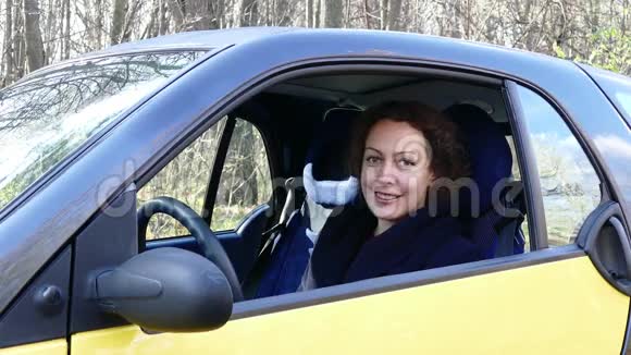 可爱的女士快乐驾驶汽车视频的预览图