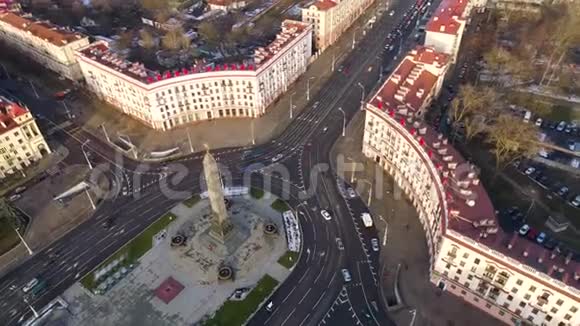 明斯克空中无人机从胜利广场上方拍摄城市中心的秋天视频的预览图
