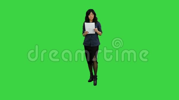 中国医生在绿色屏幕上与摄像机交谈Chroma键视频的预览图