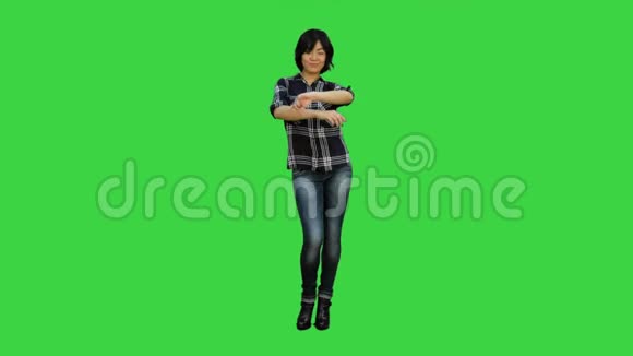 成功的年轻商务女性为她在绿色屏幕上的成功而高兴Chroma键视频的预览图