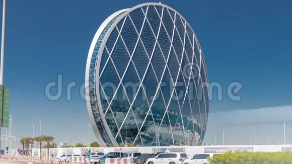 阿联酋阿布扎比的圆形摩天大楼阿尔达尔总部大楼时间推移视频的预览图