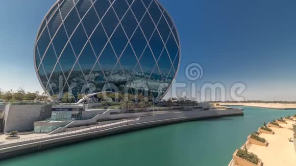 阿联酋阿布扎比的圆形摩天大楼阿尔达尔总部大楼时间推移视频的预览图