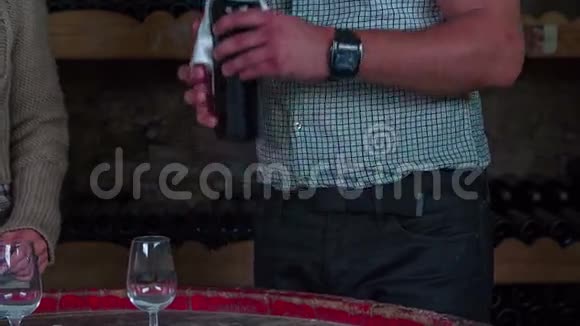 服务员把精选的葡萄酒倒入玻璃杯中品尝视频的预览图