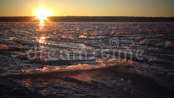 冰冻的水面上的红日落冰雪的图案视频的预览图