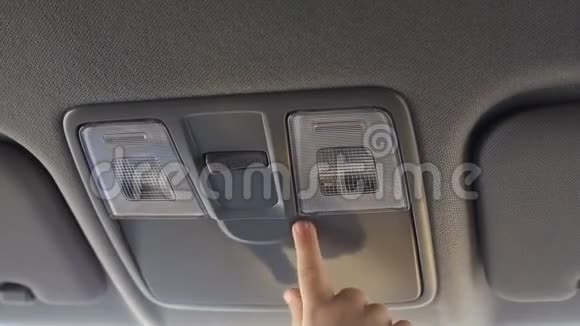 司机探索汽车沙龙一个小男孩在车里按按钮视频的预览图