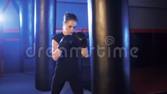 女孩在健身房里拳打脚踢视频的预览图