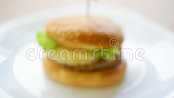 大而美味的汉堡包的景色视频的预览图