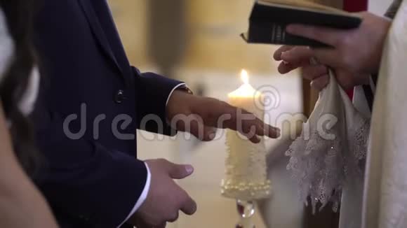 牧师把结婚戒指交给新郎新娘视频的预览图