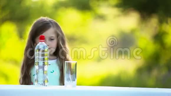 小女孩喝水视频的预览图