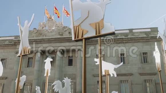 西班牙巴塞罗那大约2017年11月圣朱姆广场上的克里斯马斯装饰视频的预览图