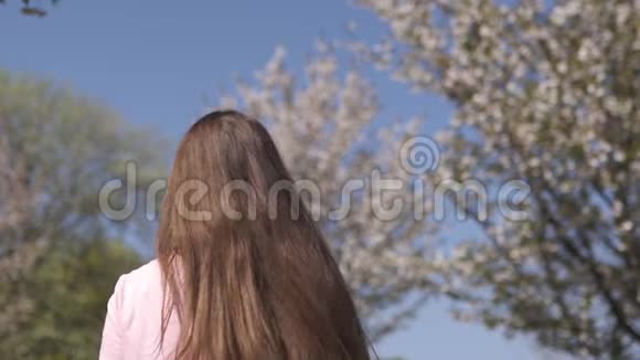 慢镜头120fps年轻快乐的旅行家棕色头发的女孩儿在一个新的目的地国家微笑着转身视频的预览图