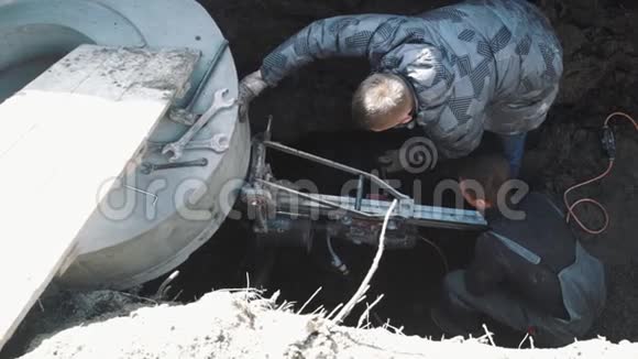 两个人用工业电钻在混凝土孔圈上钻孔视频的预览图