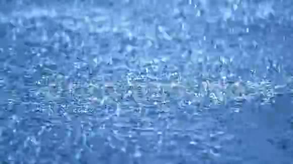 实时雨滴落在蓝水上自由度视频的预览图