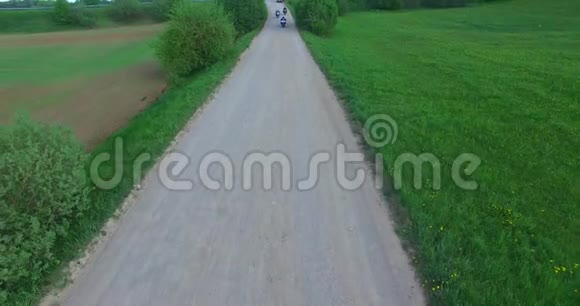 游览立陶宛的摩托车手乘坐恩杜罗公路自行车视频的预览图
