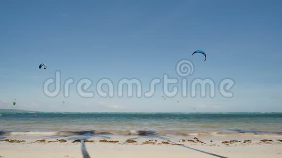 风筝板人们在长滩岛的海滩上享受风的能量菲律宾视频的预览图