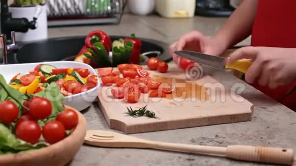 孩子用手切樱桃番茄做蔬菜沙拉视频的预览图