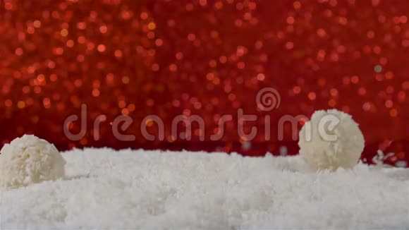 椰子雪球白色块菌落在红色背景的椰子薄片中视频的预览图