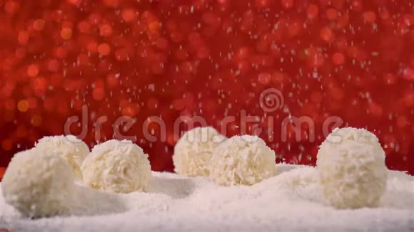 椰子薄片落在椰子雪球上白色块菌落在红色背景上视频的预览图