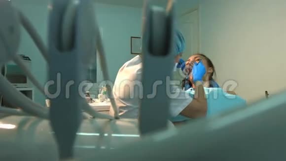 牙医治疗一个年轻女孩的牙齿2射击视频的预览图