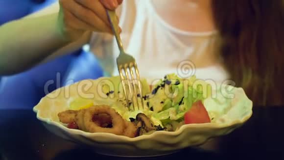 年轻女子在餐馆吃新鲜沙拉视频的预览图