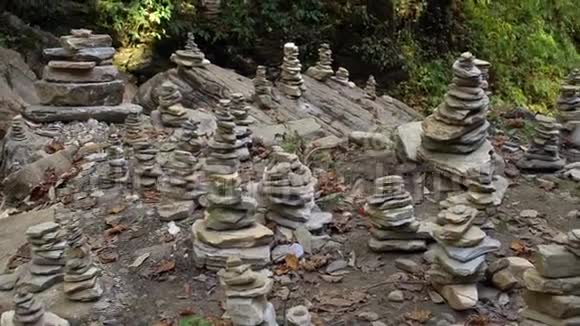 森林平衡禅石结构的祝福视频的预览图