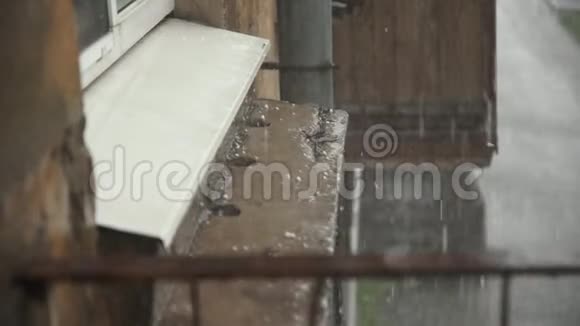 恶劣天气下大雨房子附近有冰雹视频的预览图