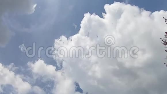 美丽的白云云彩阳光蓝天视频片段视频的预览图